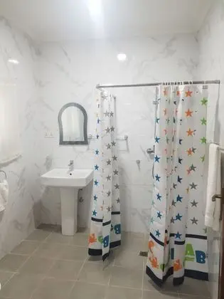 Luxury Tek Büyük Yataklı Oda, Balkon, Kısmi Deniz Manzaralı