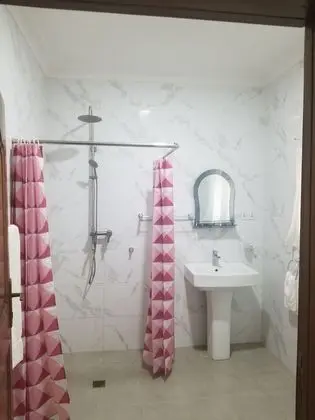 Luxury Tek Büyük Yataklı Oda, Balkon, Kısmi Deniz Manzaralı