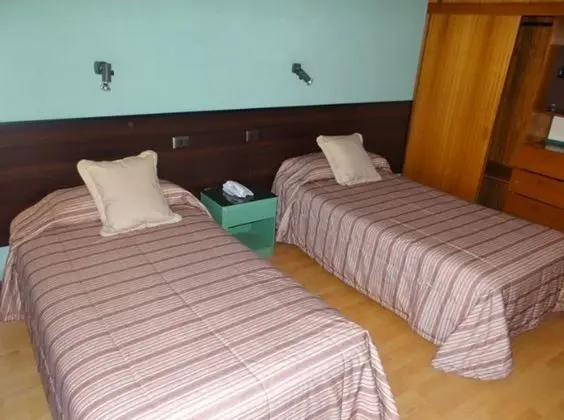 Tek Büyük Yataklı Oda, 2 Tek Kişilik Yatak