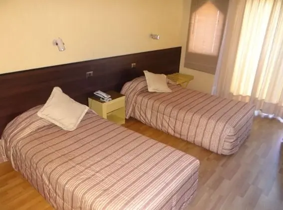 Tek Büyük Yataklı Oda, 2 Tek Kişilik Yatak