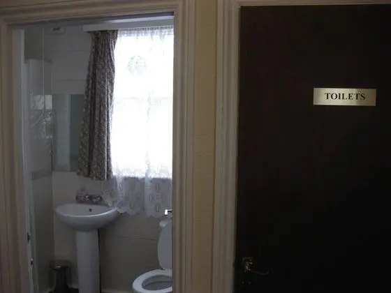 Tek Büyük Yataklı Oda, Ortak Banyo