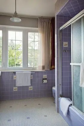Standard Oda, 1 Büyük (Queen) Boy Yatak, Ortak Banyo