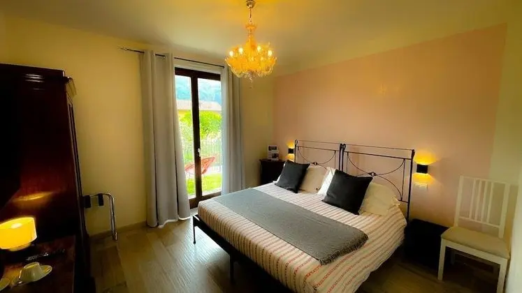 Tek Büyük veya İki Ayrı Yataklı Oda, Bahçe Manzaralı