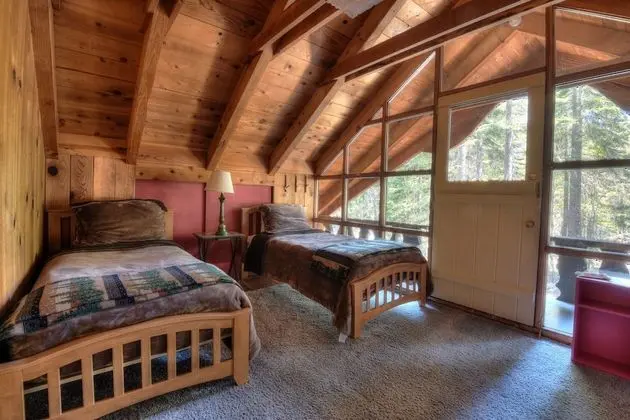 Ev, Birden Çok Yatak (Charming Cascade Chalet)