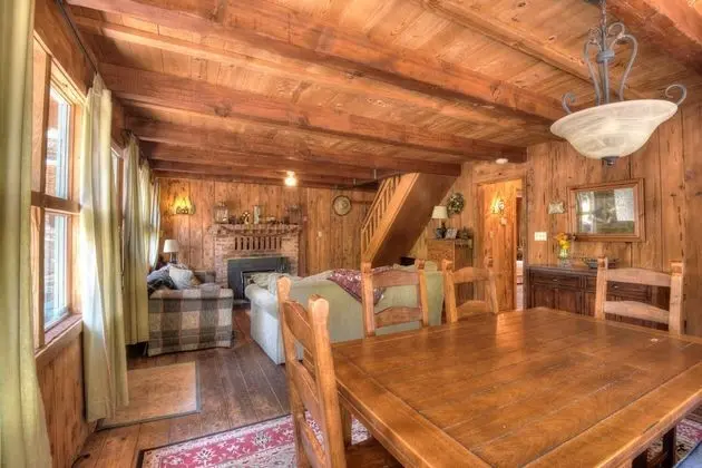 Ev, Birden Çok Yatak (Charming Cascade Chalet)