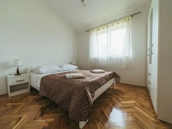 Ev