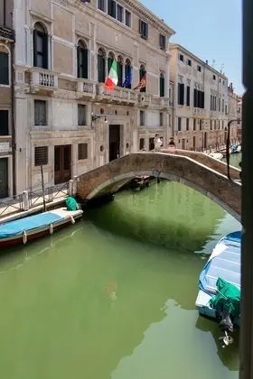 Superior Tek Büyük veya İki Ayrı Yataklı Oda, Kanal Manzaralı