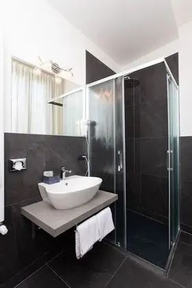 Superior Tek Büyük veya İki Ayrı Yataklı Oda, Kanal Manzaralı