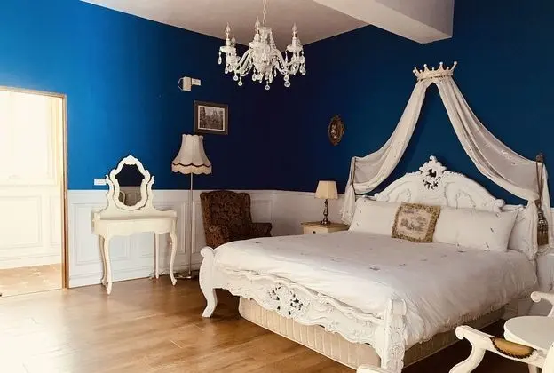 Luxury Tek Büyük Yataklı Oda (Iris)