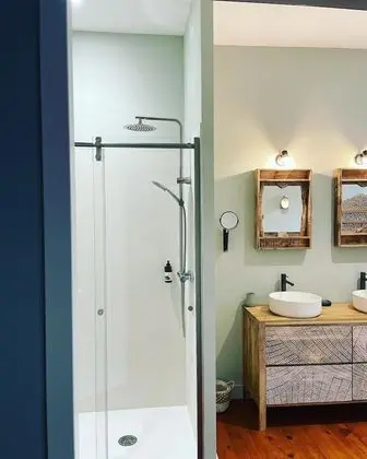 Romantic Tek Büyük Yataklı Oda, Banyolu/Duşlu, Bahçe Manzaralı (Les Sauniers )