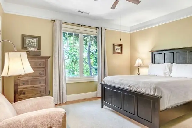 Queen Guestroom 1