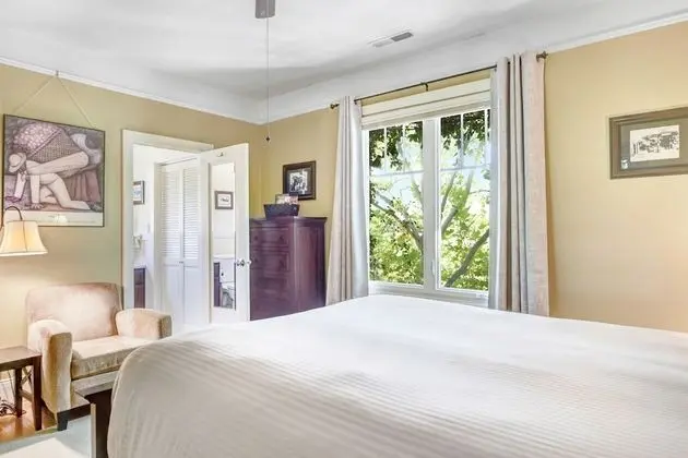 Queen Guestroom 1