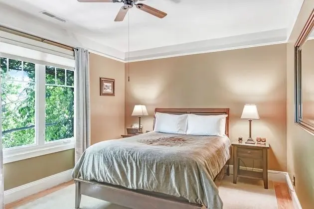 Queen Guestroom 2