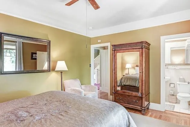 Queen Guestroom 2