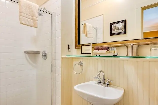 Queen Guestroom 2