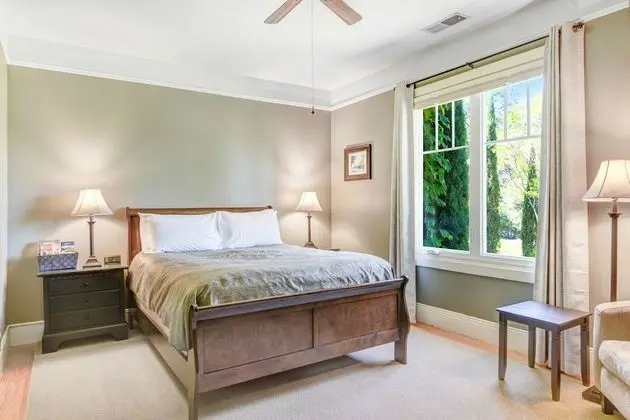 Queen Size Guest Room  3, Private Bath In-Hall