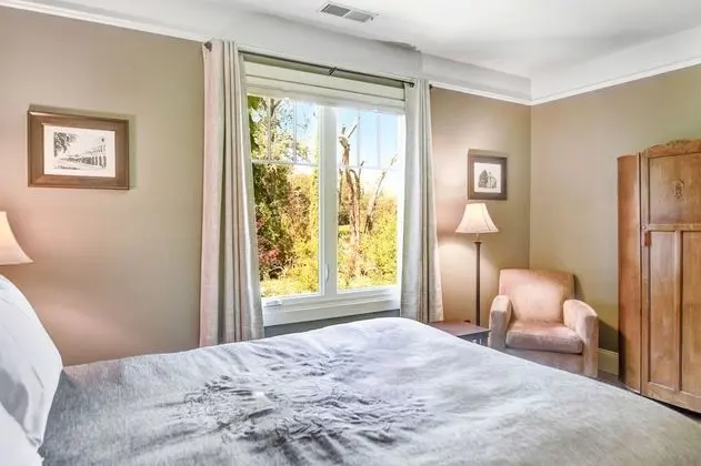 Queen Size Guest Room  3, Private Bath In-Hall