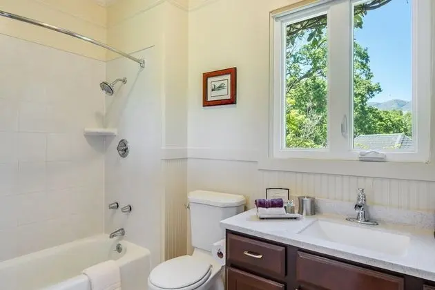 Queen Size Guest Room  3, Private Bath In-Hall