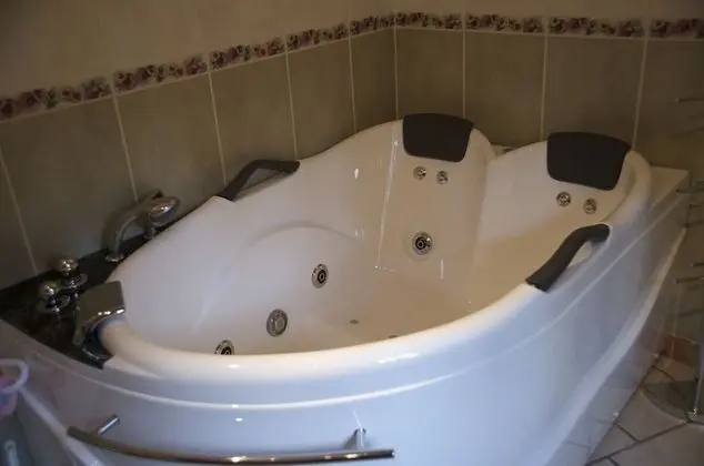 Üç Kişilik Oda, Bahçe Manzaralı (La Comtesse)