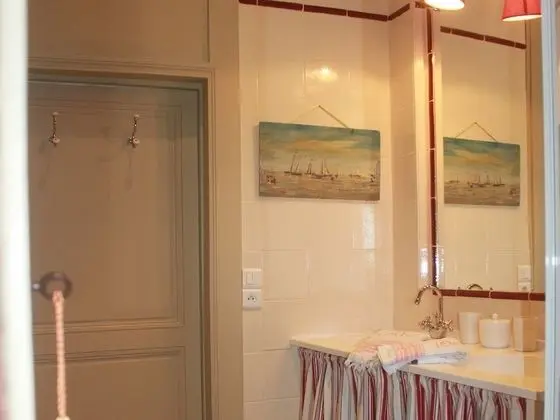 Comfort Tek Büyük Yataklı Oda, Banyolu/Duşlu, Park Manzaralı (Chambre Pivoine)