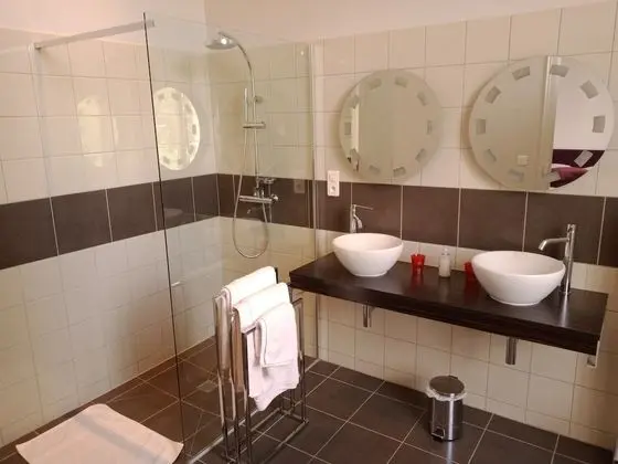 Tek Büyük Yataklı Oda, Banyolu/Duşlu, Park Manzaralı (chambre Savennières	)