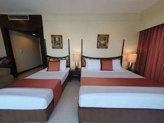 Deluxe Corner Room with Sea View