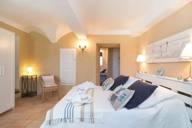 Tek Büyük Yataklı Oda, Sıcak Su Havuzu