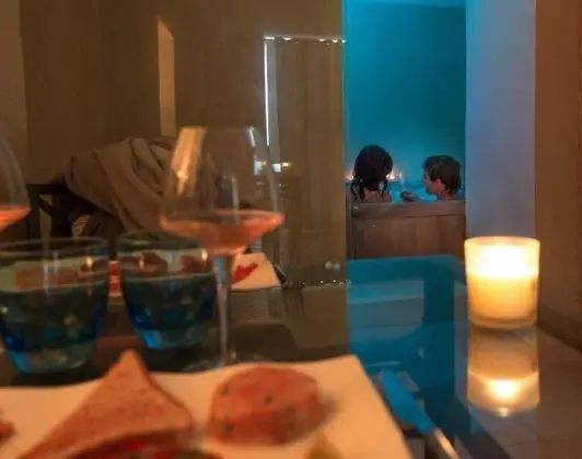 Tek Büyük Yataklı Oda, Sıcak Su Havuzu