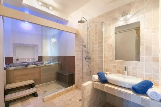 Tek Büyük Yataklı Oda, Sıcak Su Havuzu