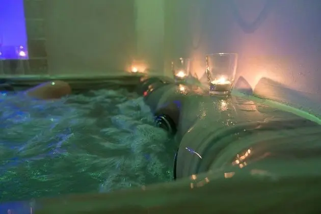 Tek Büyük Yataklı Oda, Sıcak Su Havuzu