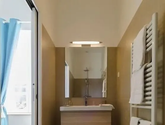 Comfort Tek Büyük veya İki Ayrı Yataklı Oda, Banyolu/Duşlu (Petit Cour)