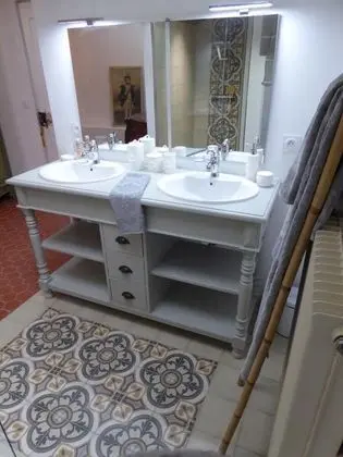 Üç Kişilik Oda, Havuz Manzaralı (Grenache)