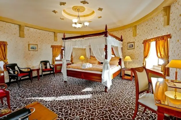 Deluxe Oda, Kule