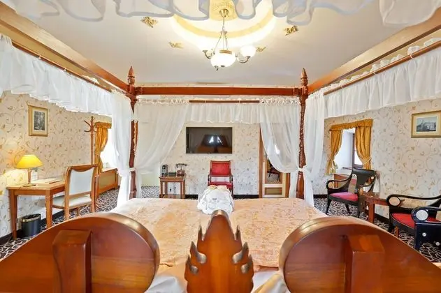 Deluxe Oda, Kule