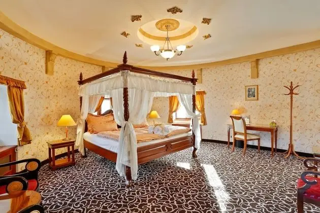 Deluxe Oda, Kule