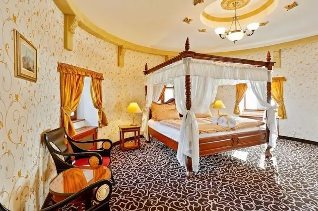 Deluxe Oda, Kule