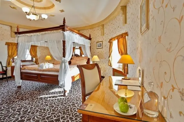 Deluxe Oda, Kule