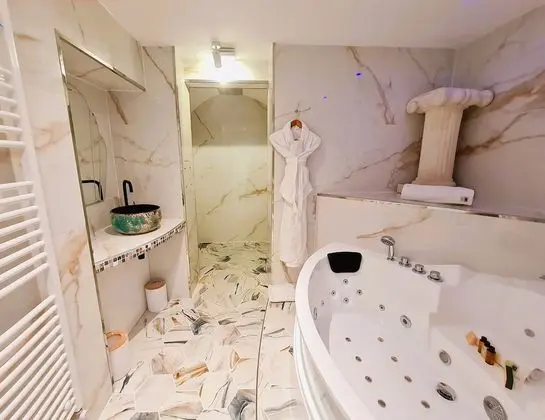 Romantic Süit, Sıcak Su Küveti