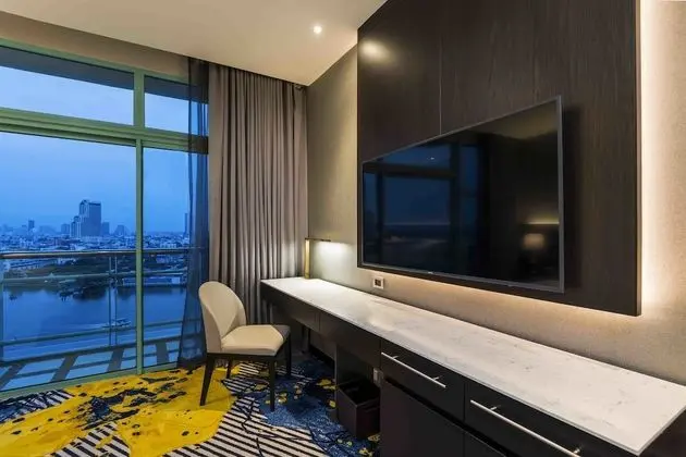 Grand Deluxe Room River View King Bed
