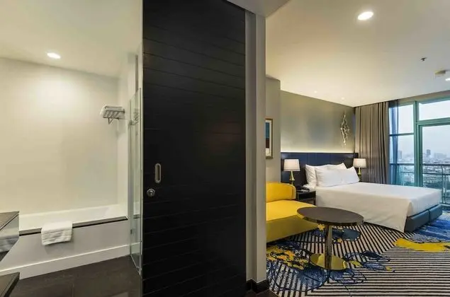 Grand Deluxe Room River View King Bed