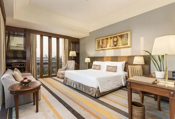 Premier Deluxe Lake or Pagoda View King Bed