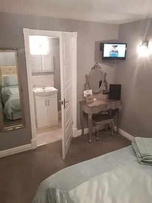 Junior Tek Büyük Yataklı Oda, 1 Çift Kişilik Yatak (Ensuite Shower Room)