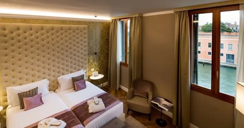 Deluxe Oda, 1 Büyük (Queen) Boy Yatak ve Çekyat, Sigara İçilmez, Kanal Manzaralı (with Sofabed)