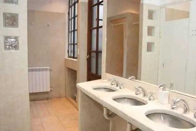 Tek Büyük Yataklı Oda, Ortak Banyo