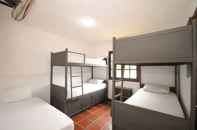 Shared dormitory, mixed dormitory, shared bathroom