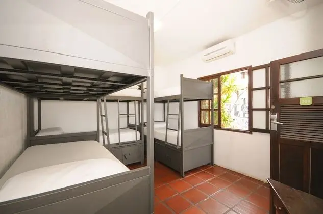 Shared dormitory, mixed dormitory, shared bathroom