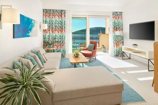 Deluxe Süit (Partial Sea and Marina Village View)