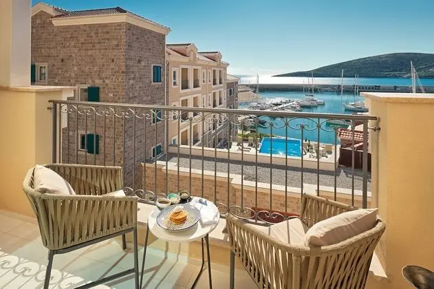 Deluxe Süit (Partial Sea and Marina Village View)