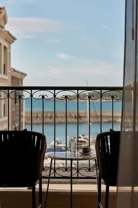 Deluxe Süit (Partial Sea and Marina Village View)