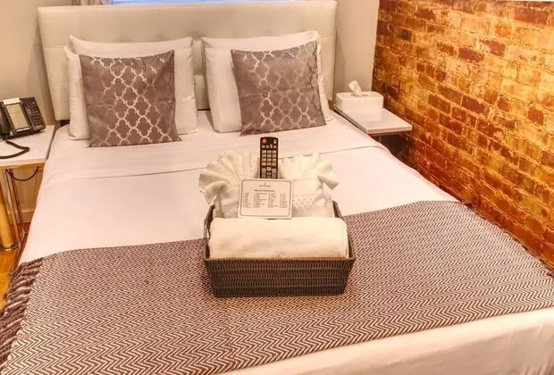 Guest Room Double-Shared Bath